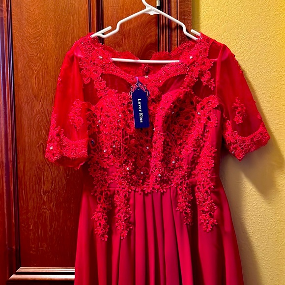 Formal, beautiful red dress! - Picture 2 of 5